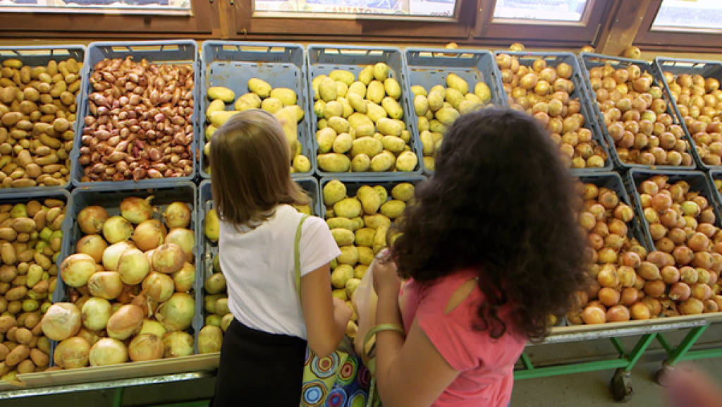 Caitlin und Amina beim Einkaufen.