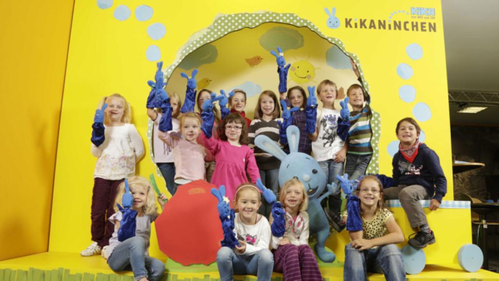 eine Kindergruppe mit ihren selbstgebastelten KiKANiNCHEN-Handpuppen