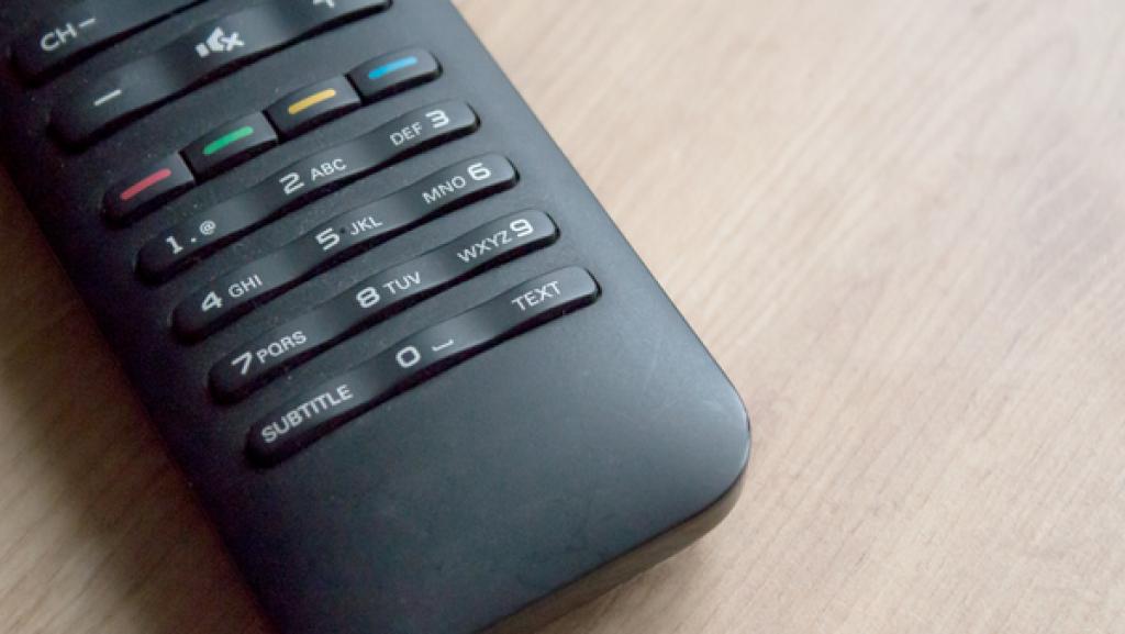 Fernbedienung | Rechte: Christin/Gertler Schalte den Untertitel mit Hilfe der Fernbedienung ein.