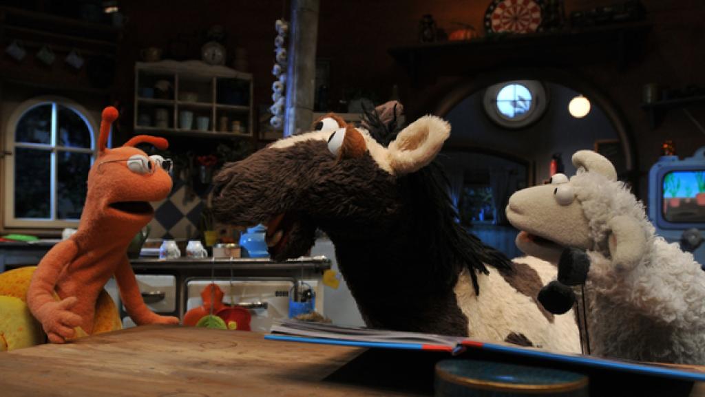 Finchen, Pferd und Wolle am Küchentisch