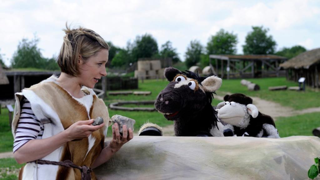 Wolle und Pferd lassen sich die Werkzeuge der Steinzeit erklären