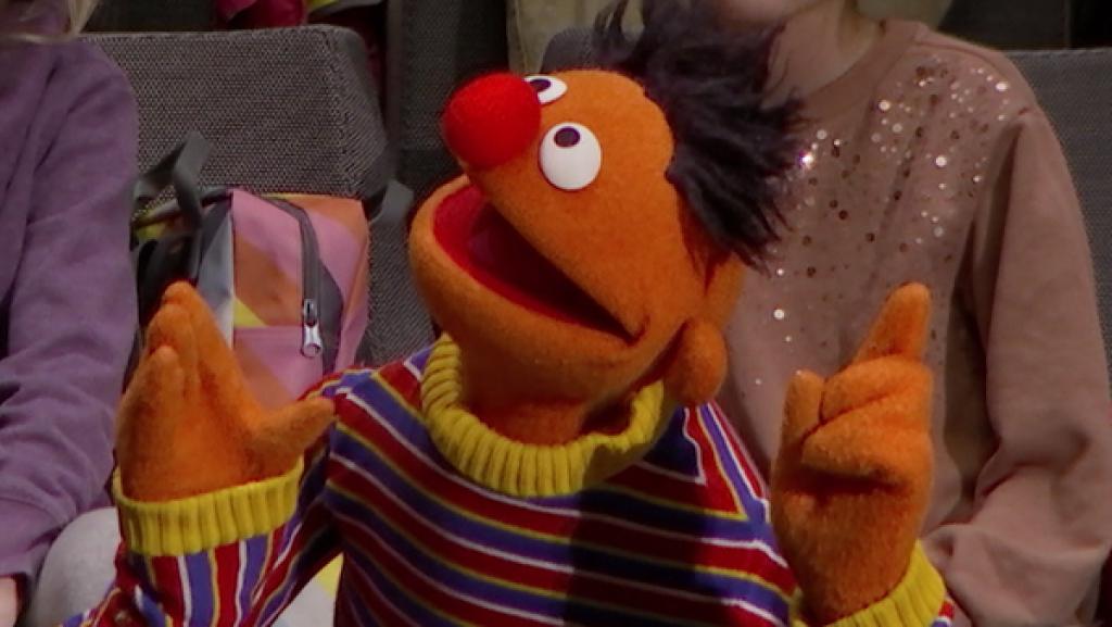 Ernie dirigiert das Publikum beim Jubiläumskonzert der Sesamstraße in der Elbphilharmonie.