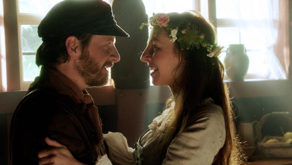 Der Fischer (Fabian Busch) und seine Frau (Katharina Schüttler) in ihrer neuen Hütte.