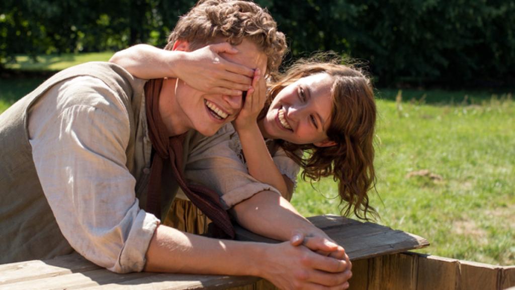 Das Märchen von der Regentrude | Rechte: NDR/Manju Sawhney Andrees (Rafael Gareisen) ist auf seinem vertrockneten Land, Maren (Janina Fautz) kommt dazu