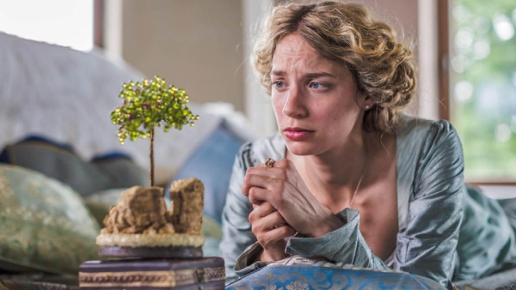 Die Prinzessin (Jytte-Merle Böhrnsen) sehnt sich nach dem singenden, klingenden Bäumchen. (Quelle: rbb/Theo Lustig)