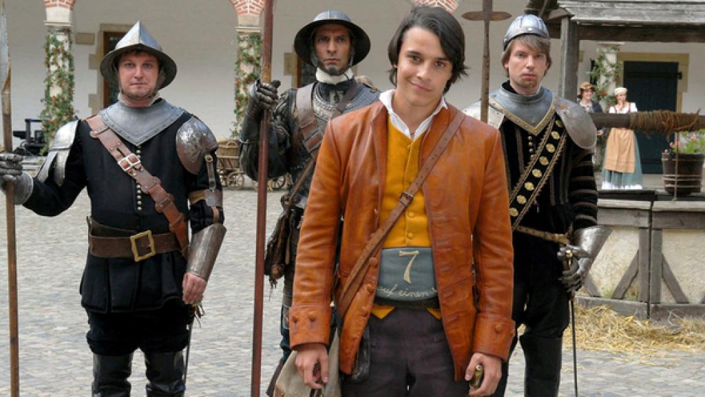 Das tapfere Schneiderlein (Kostja Ullman, vorn) soll mit Hilfe der Kriegsherren (Clemens Deindl, links, Udo Jolly, Mitte, und Jons Hart, rechts) drei Mutproben bestehen.