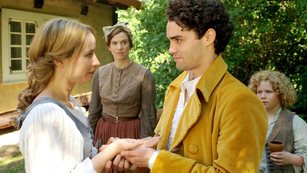 v.li.: Elise (Mira Elisa Goeres), Hedwig (Nora Hickler), Prinz Marius (Max Befort) und Kilian (Kieran West); Quelle: rbb/Aki Pfeiffer