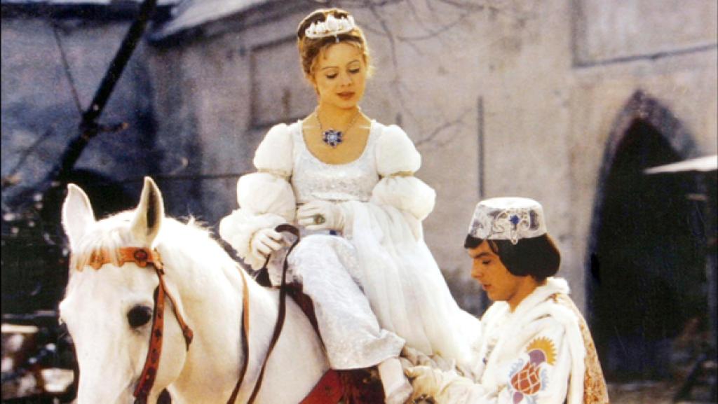 Der Prinz und Aschenbrödel Der Prinz (Pavel Trávnícek) passt Aschenbrödel (Libuse Safránková) den verlorenen Schuh an.