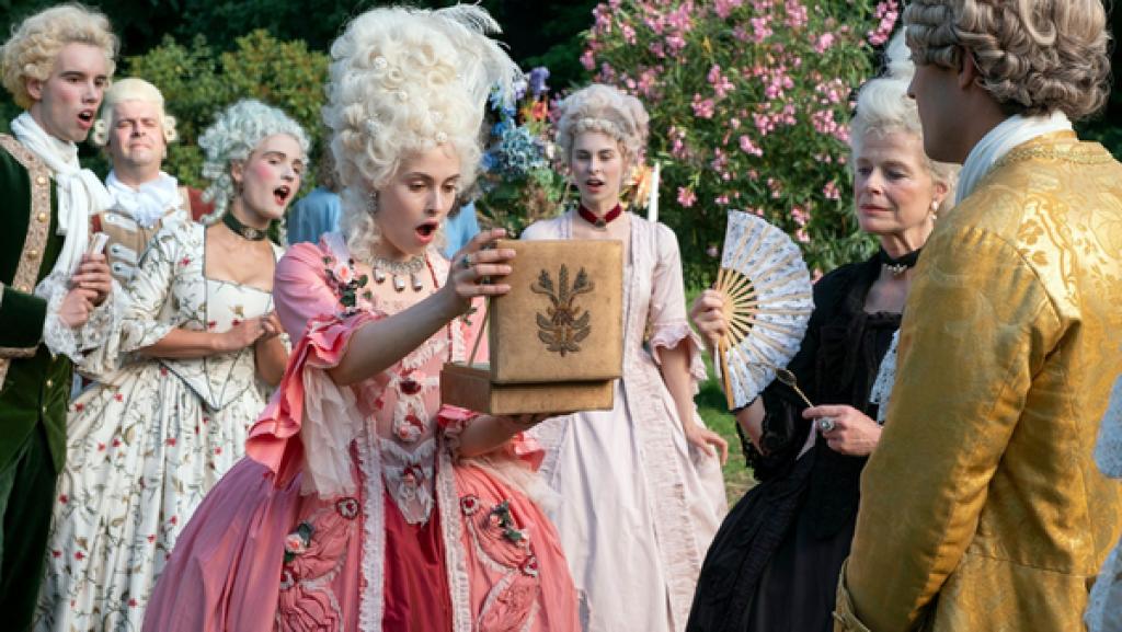 Prinzessin Aurora (Josefine Voss) freut sich über Prinz Lazlos (Moritz Lehmann) Geschenk (Quelle: rbb/Michael Rahn)