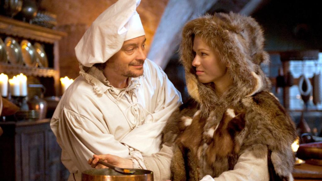 Allerleirauh (Henriette Confurius) und Matthis (Fritz Karl) stehen in einer Küche hinter einem Suppentopf und sehen sich an.