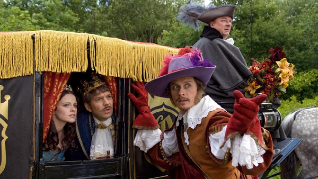 Der gestiefelte Kater (Roman Knika, rechts) bittet den König (Kai Wiesinger, mitte) und die Prinzessin (Jennifer Ulrich, links) seinen Herren, den Grafen von Carrabas aus dem See zu retten.