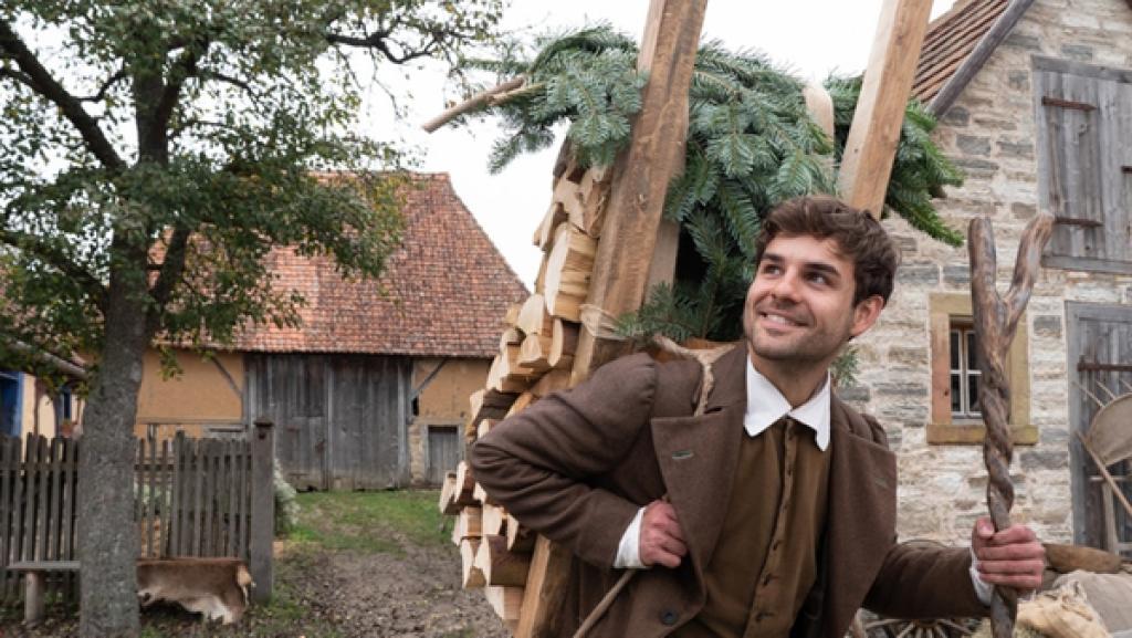 Hans (Lucas Reiber) trägt Holz. | Bild: BR/Michael Boxrucker