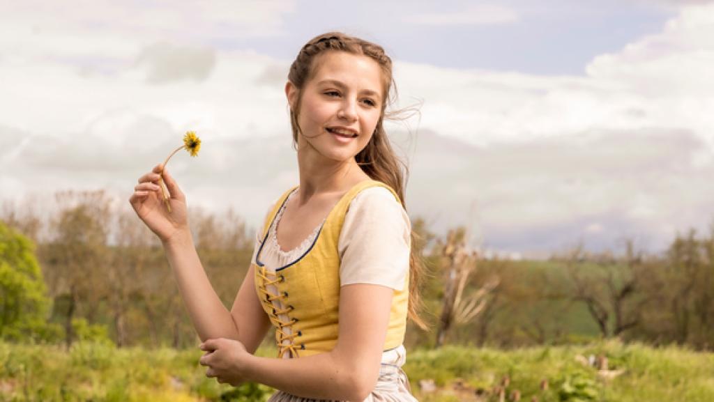 Die herzensgute Christine (Flora Li Thiemann) ist ihrer Schwester Almas (Annika Krüger) liebstes Modell.