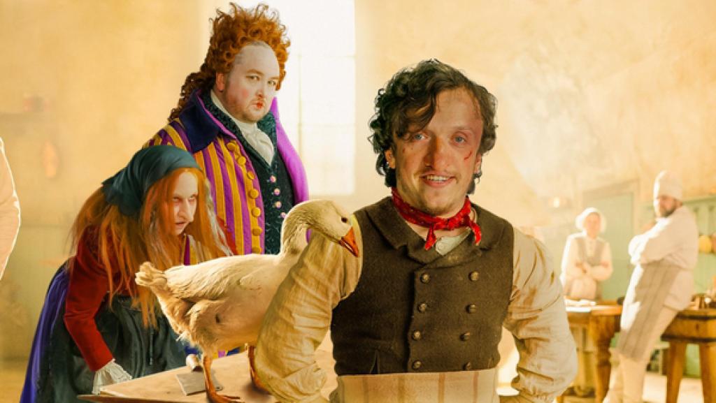 Märchenperlen - Bühne L - Zwerg Nase | Rechte: ZDF / Jan Hromadko Bildkomposition (von links nach rechts) Die Kräuterweis (Anica Dobra), der Herzog (Daniel Zillmann) und Zwerg Nase (Mick Mehnert). Im Vordergrund steht eine Gans.