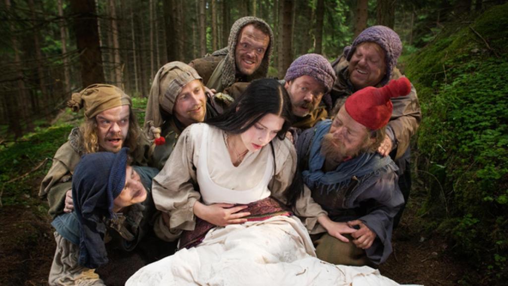 Schneewittchen | Rechte: BR/Saxonia/Andreas Wünschirs Schneewittchen (Laura Berlin), Narr (Jörg Schüttauf), Königin (Sonja Kirchberger), König (Jaecki Schwarz), Prinz (Nikolas Artajo-Kwasniewski), Jäger (Martin Brambach), Gorm (Uwe Meyer), Wichtel (Peter Luppa), Querx (Karsten Kramer), Alb (Michael Markfort), Quarx (Manni Laudenbach), Schrat (Erwin Bröderbauer), Knirps (Volker Zack Michalowski). | Bild: BR/Saxonia/Andreas Wünschirs