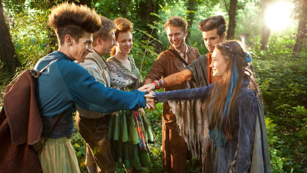 Die Sechse (v. l.: Markus (Maximinian Gehringer), Lukas (Anton Rubstov), Flora (Alissa Wilms), Jasper (Rafael Gareisen), Benjamin (Emil Reinke), Lisa (Nicole Mercedes Müller); Quelle: rbb/Askania Media Filmproduktion/Daniela Incoronato