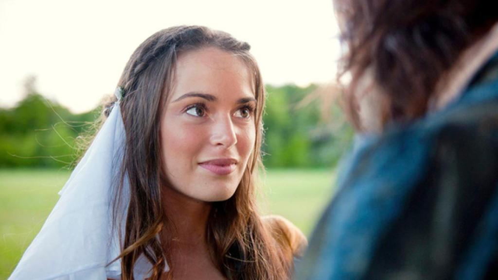 Siebenschön | Rechte: hr Die Bauernmagd Siebenschön hat lange glatte braune Haare und trägt einen weißen Schleicher im Haar. Im Anschnitt ist ein Mann, den sie lächelnd anschaut.