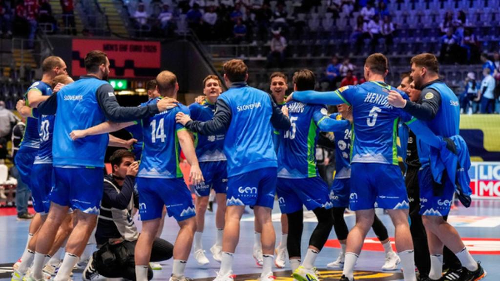 SLowenien feiert den 41:40 sieg gegen Montenegro 