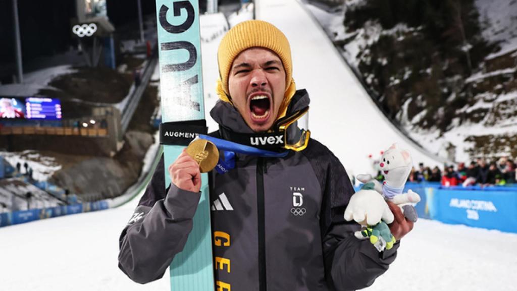 Der deutsche Skispringer Philipp Raimund jubelt mit seiner Goldmedaille