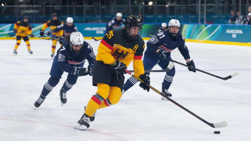 Die deutsche Eishockeyspielerin Laura Kluge im Spiel gegen Frankreich