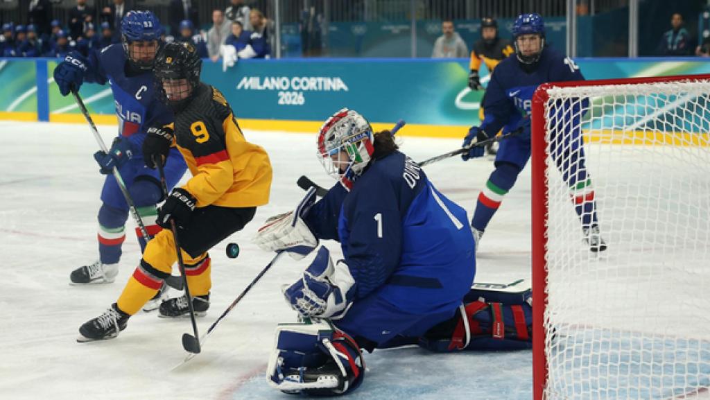 Die deutsche Eishockeyspielerin Svenja Voigt schießt auf das italienische Tor