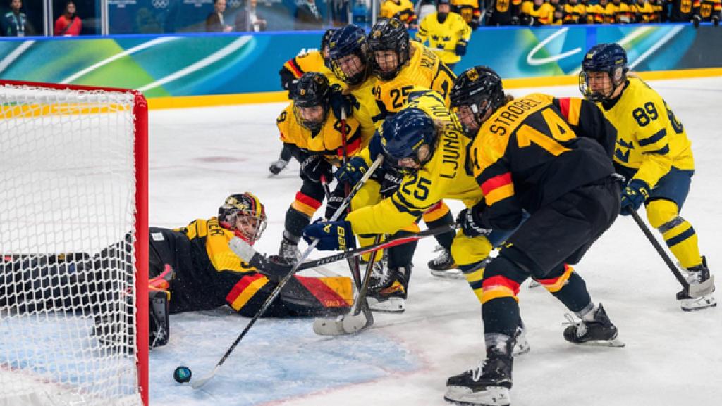 Die schwedische Eishockeyspielerin Lina Ljungblom schießt auf das Tor von Torhüterin Sandra Abstreiter