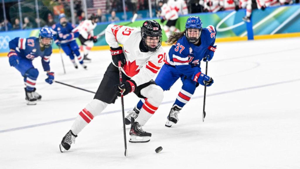 Kanadierin Sarah Nurse im Kampf um den Puck mit US-Amerikanerin Abbey Murphy