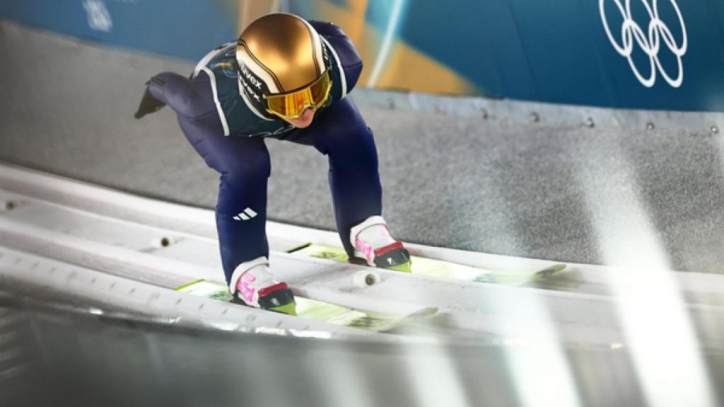 Katharina Schmid im Anlauuf bei den Olympischen Winterspielen