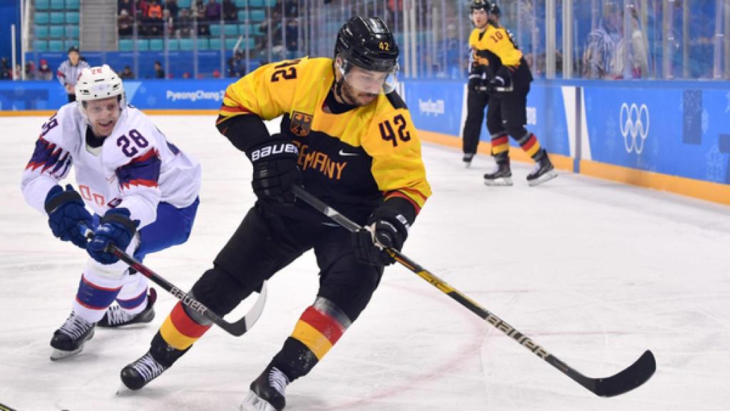Yasin Ehliz (r.) im Zweikampf mit Niklas Roest (l.)