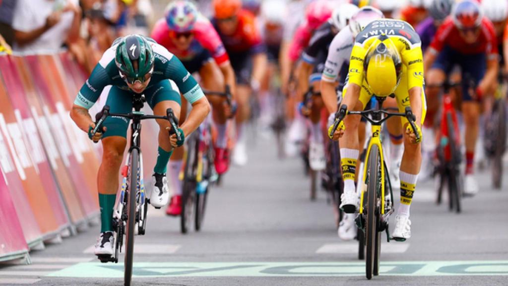 4. Etappe - die Zusammenfassung | Rechte: IMAGO/Photo News Lorena Wiebes (l.) gewinnt vor Marianne Vos die 4. Etappe der Tour de France Femmes