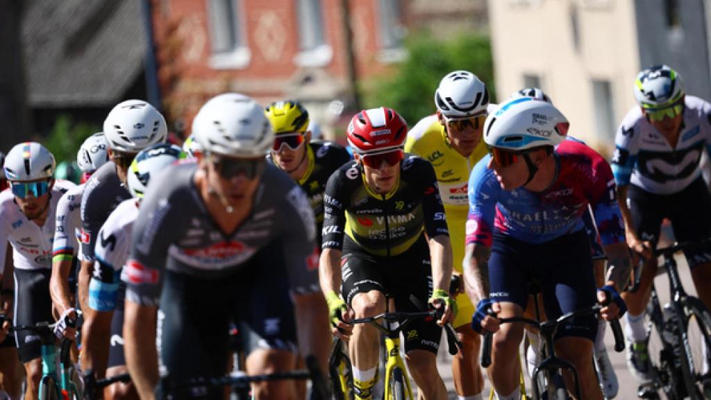 Mathieu van der Poel und Jonas Vingegaard während der vierten Etappe im Peleton