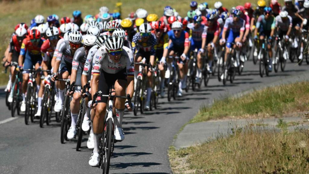 Nils Politt führt das Peloton bei der siebten Etappe an