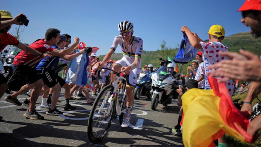 Tadej Pogacar bei der zwölften Etappe der Tour de France