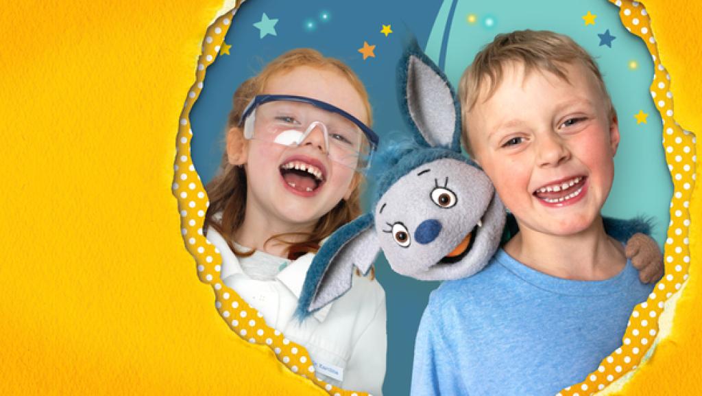 Stark mit Fidi | Rechte: KiKA Fledermaus Fidi aus dem Baumhaus; ein lachendes Mädchen und ein lachender Junge