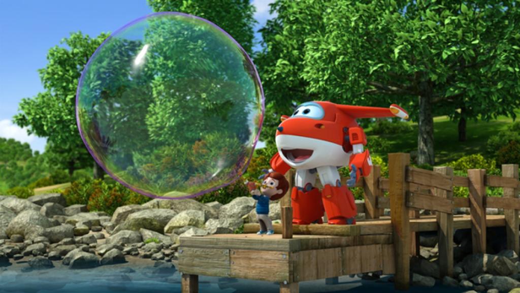 Damit kann Callum riesige Seifenblasen machen.