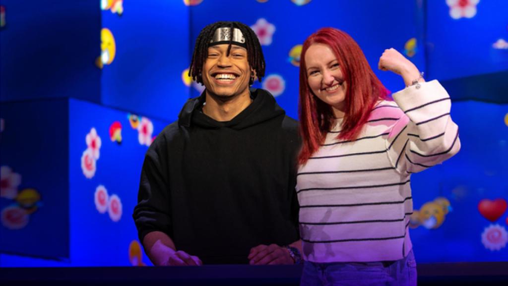 Tanoshii: Creator Kage und Nico und Creatorin Naddel und Adrian stehen an den Ratepulten. In der Mitte steht Moderator Nino Kerl an seinem Pult. 