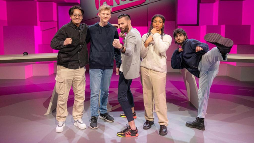 Tanoshii: Team Joey mit Creator Raffey und Team Marie mit Creator Kian stehen im Tanoshii-Studio. In der Mitte steht Moderator Nino Kerl.