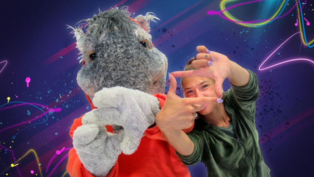 TanzTapir und Lara zeigen mit den Händen ein Quadrat mit den Händen.