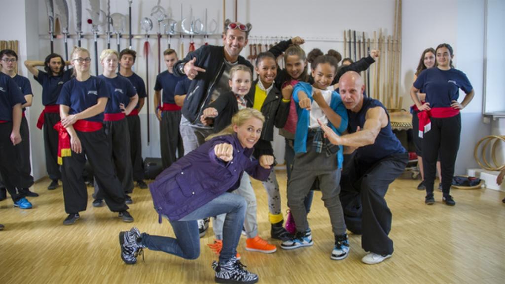 Die TanzAlarm-Crew ist in einer Kung-Fu-Schule.