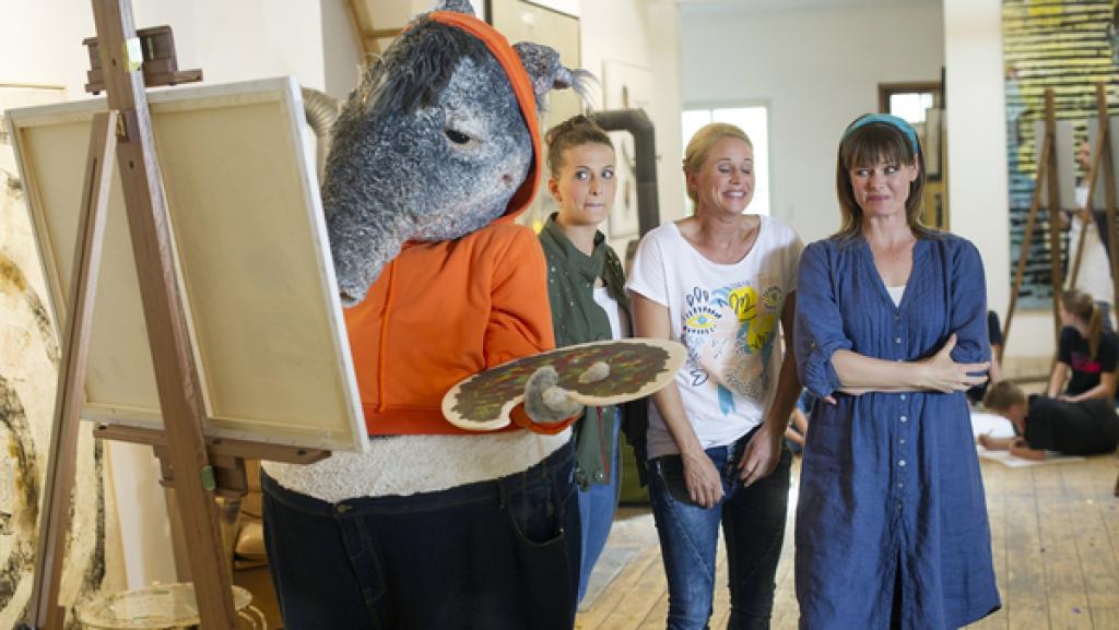 Der TanzTapir hat seine Leidenschaft für die Malerei entdeckt. Singa ist etwas skeptisch, ob man das wirklich ‚Kunst‘ nennen kann. 