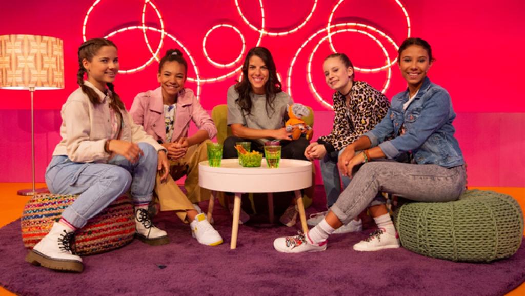 (v.l.) Käthe, Hannah, Larissa und Luna begrüßen Clarissa. Clari oder einfach Fräulein Wunder moderiert den Kummerkasten auf KiKA und rockt mit den TanzAlarm Kids richtig ab.