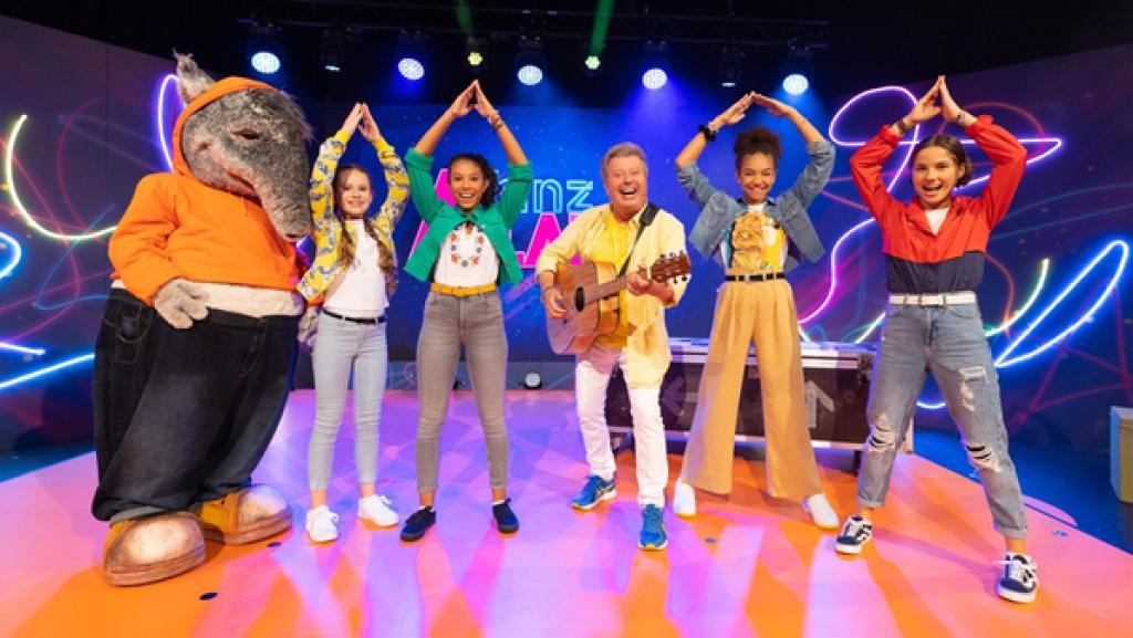 Larissa, Luna, Hannah und Käthe begrüßen zusammen mit dem TanzTapir Volker Rosin im TanzAlarm Club.