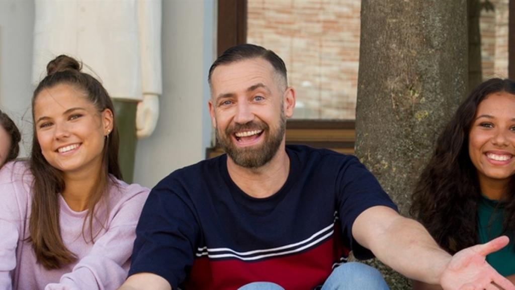 Auf dem Polizeirevier treffen die TanzAlarm Kids, zu ihrer Überraschung, auf Bürger Lars Dietrich.