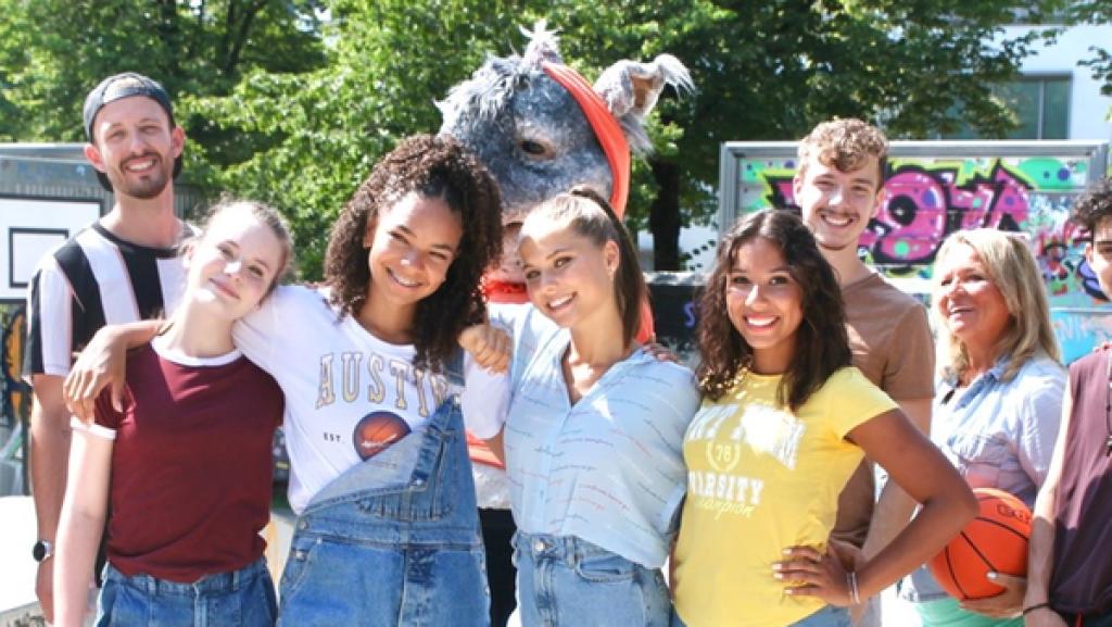 TanzTapir, die TanzAlarm Kids mit ihren Freunden und Nilsen liefern sich ein mitreißendes, musikalisches Match.