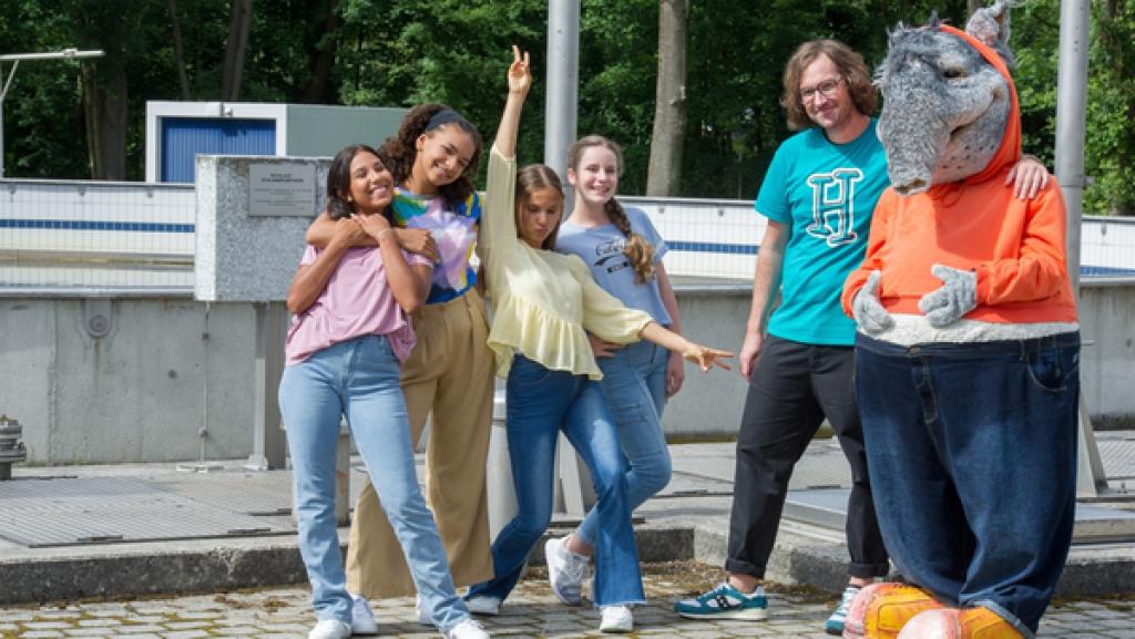 Alles andere als ein Bad nehmen, wollen die TanzAlarm Kids und herrH in der Kläranlage. Sie wollen zusammen mit TanztTapir sehen, wo all das Schmutzwasser landet, das wir Menschen Tag für Tag verursachen.