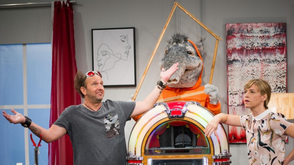 Die Vermieterin wundert sich über TanzTapirs und Toms lautstarke Bastelarbeiten.