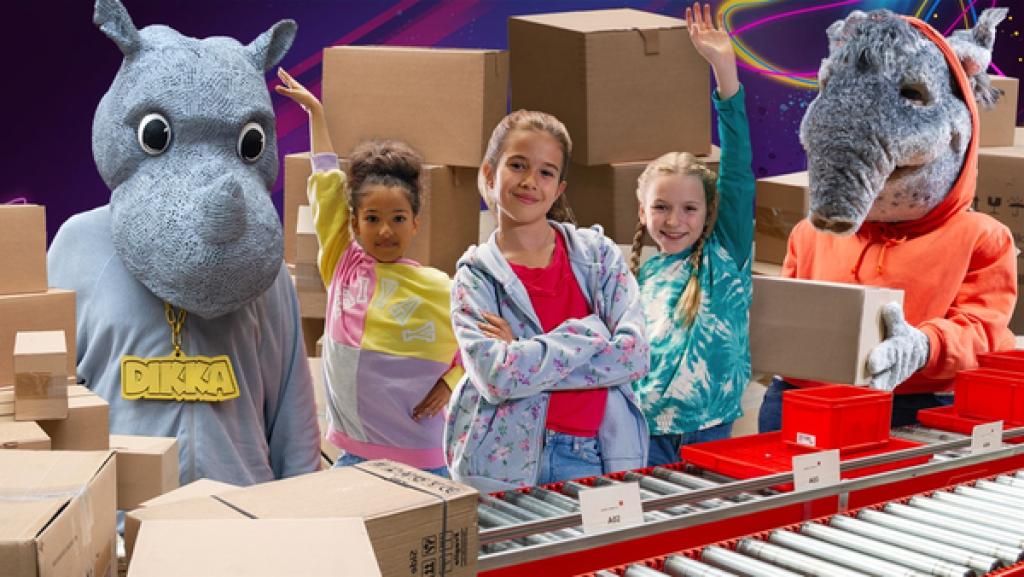 Musikgast DIKKA, die TanzAlarm Kids und TanzTapir bringen gute Stimmung in die Lagerhalle.
