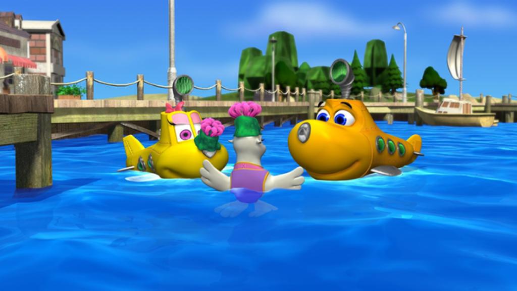 Rechte: KiKA Die zwei gelben U-Boote Bess und Timmy und Robbe Roberta sind an der Wasseroberfläche und schauen sich fröhlich an. Im Hintergrund ein Bootssteg.