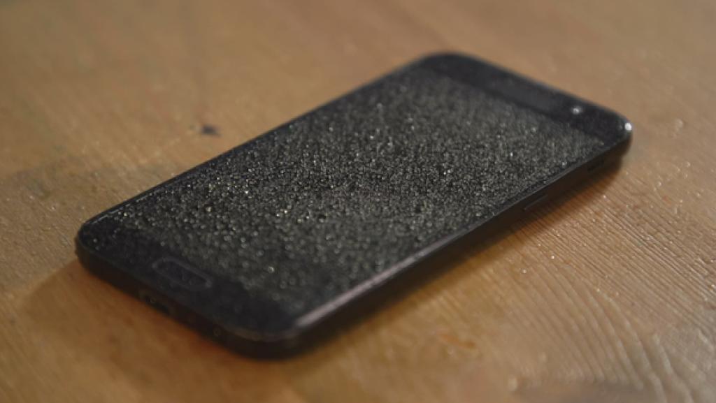 Wie können manche Handys wasserdicht sein? | Rechte: KiKA