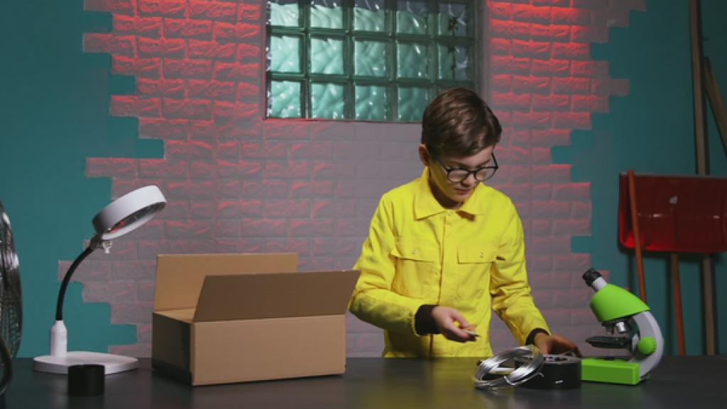 Neven baut einen Beamer | Rechte: KiKA Neven baut einen Beamer | Rechte: KiKA